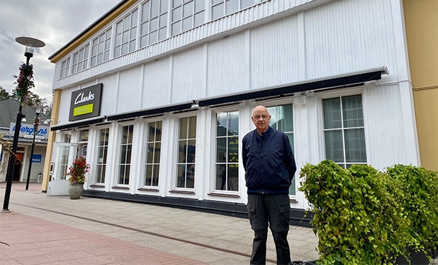 Åke Lundberg framför robotverkstaden där han jobbade.