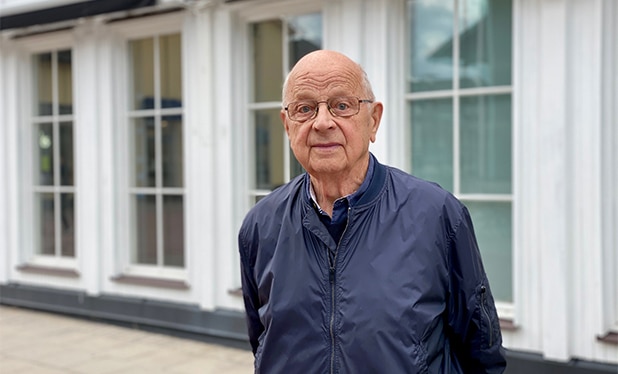 Åke Lundberg, former missile specialist at F8, in front of one of the well-preserved buildings at Barkarby.