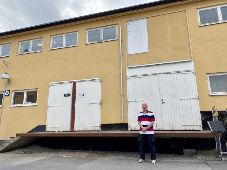 Bosse Pettersson framför lastkajen på gamla flygförrådet där han som värnpliktig fick hämta ut sin k-pist år 1953.