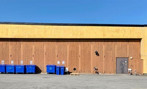 Garageportar på innergården på gamla flygverkstaden.