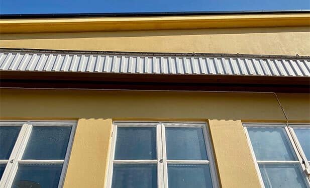 Skenor för stora portar, på gaveln på gamla flygverkstaden.