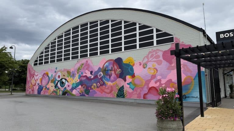 The main entrance was repainted in 2025 and today features a mural.