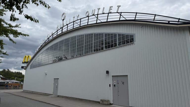 The hangar at the old entrance to the air wing was built in 1998 and today it houses the Gant store, among others.